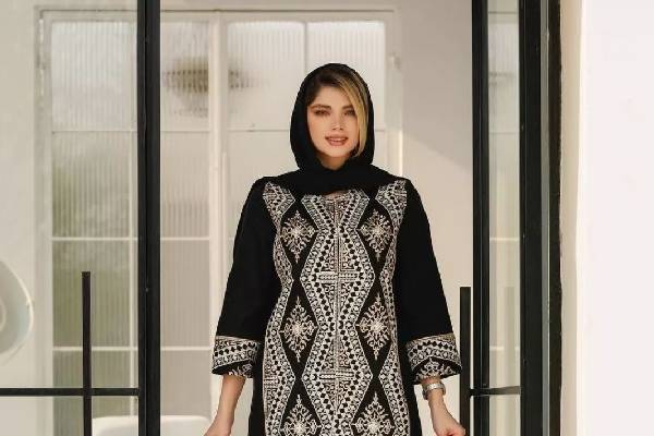 زیبایی در کوتاهی: مانتو مجلسی کوتاه با جزئیات شیک و جذاب