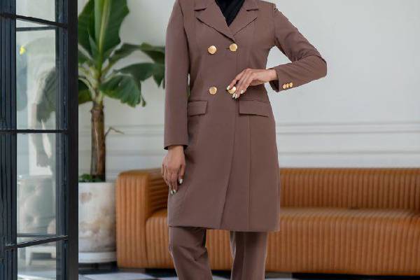 ترکیبی از زیبایی و هوشمندی: تجربه موفق خرید مانتو و شلوار اداری در محیط کار