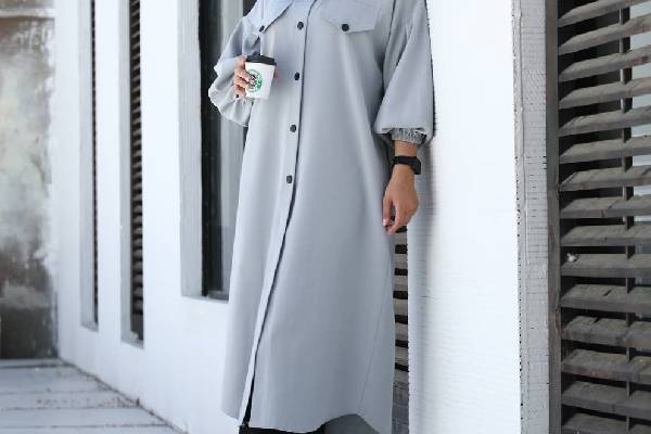 لحظه‌های شیکی: مانتو دانشجویی با جزئیات زیبا برای دختران در سال جاری