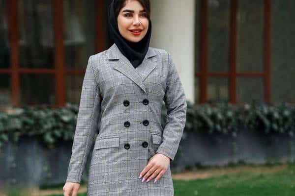 استایل حرفه‌ای: جلوه جذاب مانتو اداری در فضای کاری مدرن