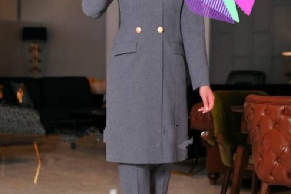 ترکیب شیکی از مانتو و شلوار اداری: جلوه‌ای مدرن در دنیای لباس